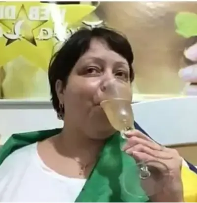 O primeiro brinde dos noivos na lua de mel.