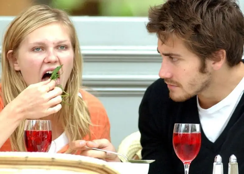 Cota para não ser filmado (a) comendo e aparecer no vídeo do casamento assim.